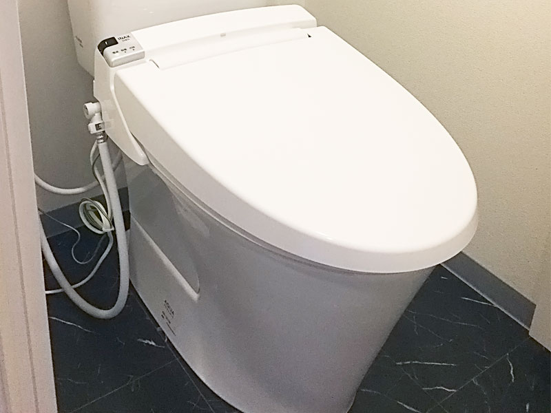 豊橋市のトイレリフォーム事例 床もあわせて一新した 白黒のコントラストがおしゃれなトイレ