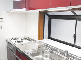キッチンリフォーム収納力がアップした、使い勝手の良い赤色のキッチン