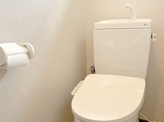 トイレリフォーム フチレス仕様と温水便座で清潔＆快適トイレ