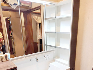 洗面リフォーム サイドキャビネットで収納力を高めた、落ち着きのある洗面化粧台